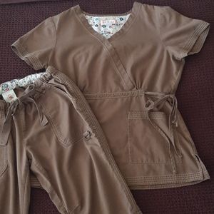 Koi brown scrub set